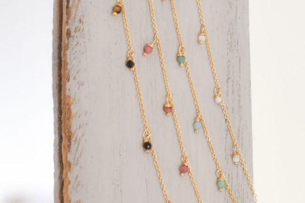 collier or perles de couleur